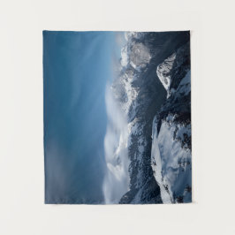 Wolken die boven de sneeuwbergen rollen wandkleed