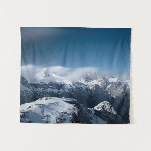 Wolken die boven de sneeuwbergen rollen wandkleed (Voorkant (horizontaal))