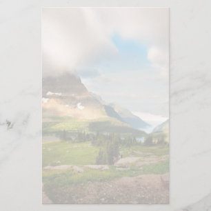 wolken die door de bergen kruipen briefpapier