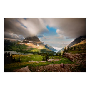 wolken die door de bergen kruipen perfect poster