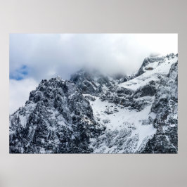 Wolken die majestueuze bergen bedekken poster