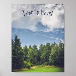 Wolken die over aanpasbare bergen drijven poster