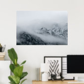 Wolken die over bergen stromen poster (Thuiskantoor)