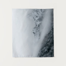 Wolken die over bergen stromen wandkleed