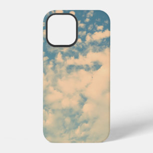 Wolken - -effectstijlafbeelding met een schijnbaar iPhone 12 hoesje