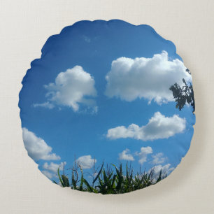 Wolken en blauwe hemel rond kussen