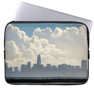 Wolken en de Stad Laptop Sleeve