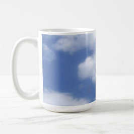 wolken in blauwe lucht koffiemok