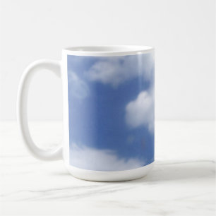 wolken in blauwe lucht koffiemok