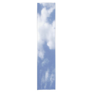 wolken in blauwe lucht korte tafelloper