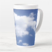 wolken in blauwe lucht latte mok (Rechterhoek)