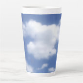 wolken in blauwe lucht latte mok (Voorkant)