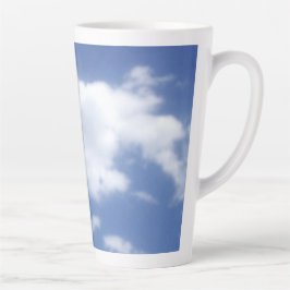 wolken in blauwe lucht latte mok