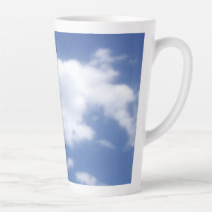 wolken in blauwe lucht latte mok