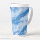Wolken in de lucht Eenvoudig, Elegant Blauw en Wit Latte Mok (Rechterhoek)