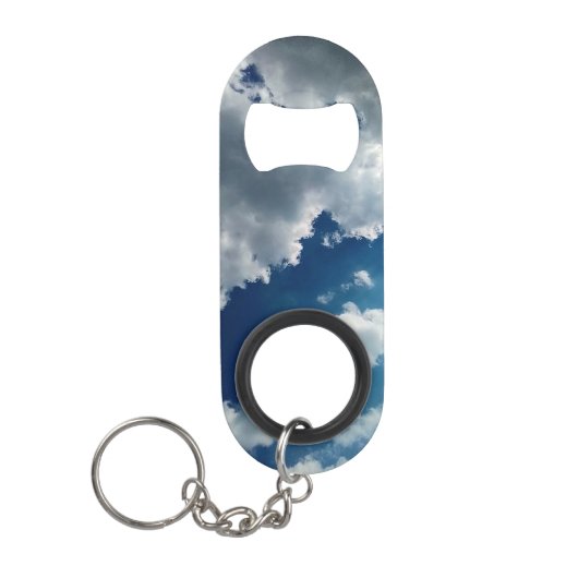 Wolken, in een blauwe lucht mini flessenopener (Voorkant)