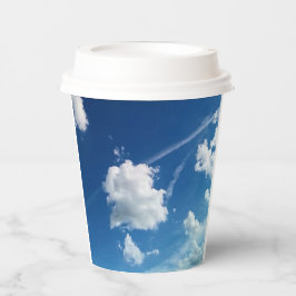 Wolken in het licht papieren bekers