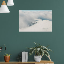 Wolken klaren boven sparrenbos bergen poster