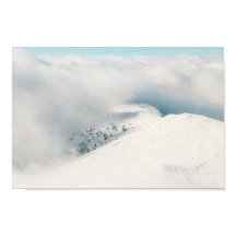 Wolken klaren boven sparrenbos bergen