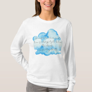 "Wolken" met Louisa May Alcott citaat Vrouwen T-shirt