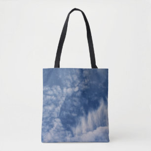 Wolken met tanden op een tas met overdruk
