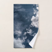 Wolken, op donkerblauwe achtergrond handdoek (Handdoek)