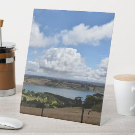 Wolken over het Gnotuk-meer Reclamebord Met Voetstuk