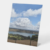 Wolken over het Gnotuk-meer Reclamebord Met Voetstuk (Voorkant)