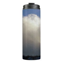 Wolken over het station thermosbeker