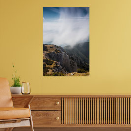 Wolken rollen over bergen poster