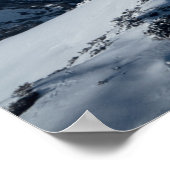 Wolken rollend boven besneeuwde bergen poster (Hoek)
