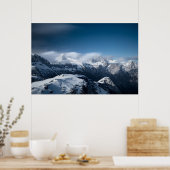 Wolken rollend boven besneeuwde bergen poster (Keuken)