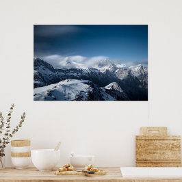 Wolken rollend boven besneeuwde bergen poster