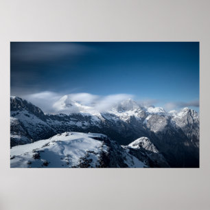 Wolken rollend boven besneeuwde bergen poster