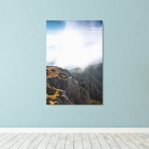 Wolken rollend over bergen canvas afdruk