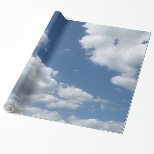 Wolken tegen een blauw hemelpapier cadeaupapier (Uitgerold)