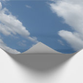 Wolken tegen een blauw hemelpapier cadeaupapier (Hoek)