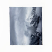 Wolken voor de bergen Storžič, Slovenië