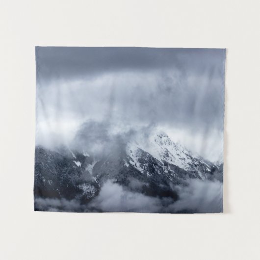 Wolken voor de bergen Storžič, Slovenië Wandkleed (Voorkant (horizontaal))