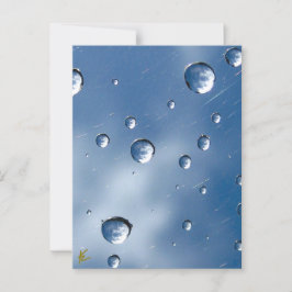 Wolken weerspiegeld in dauwdruppels tegen een blau briefkaart