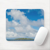 Wolken zweven boven klein eiland muismat (Met muis)