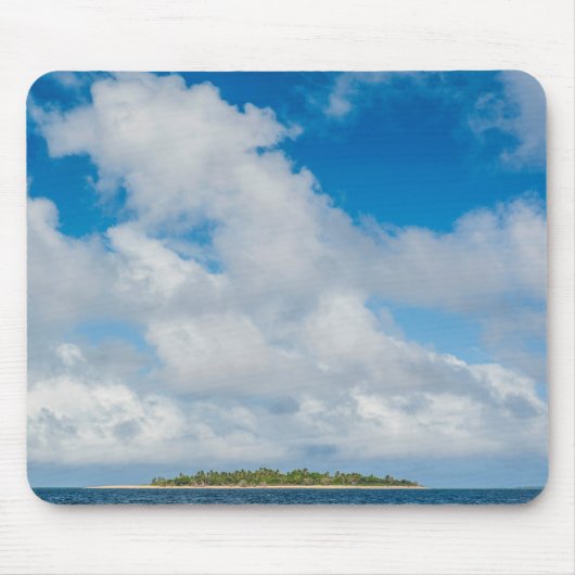 Wolken zweven boven klein eiland muismat (Voorkant)