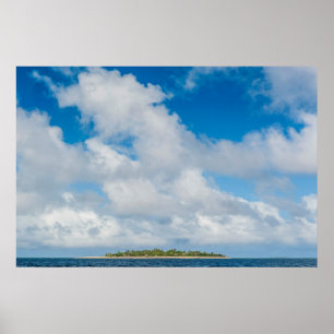 Wolken zweven boven klein eiland poster