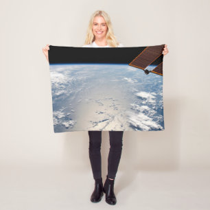 Wolkenformaties rond zonneschijn voor de Stille Oc Fleece Deken