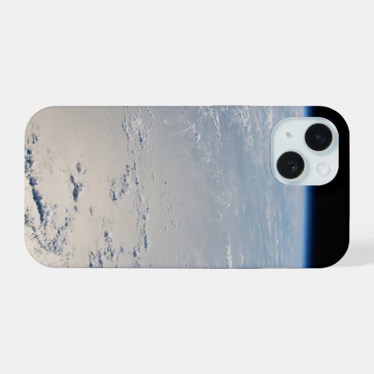 Wolkenformaties rond zonneschijn voor de Stille Oc iPhone 15 Case (Achterkant horizontaal)