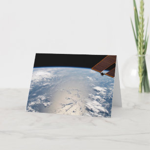 Wolkenformaties rond zonneschijn voor de Stille Oc Kaart