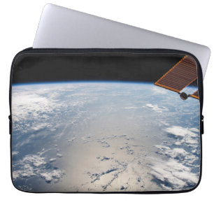Wolkenformaties rond zonneschijn voor de Stille Oc Laptop Sleeve