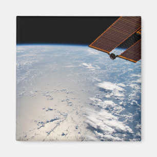 Wolkenformaties rond zonneschijn voor de Stille Oc Magneet