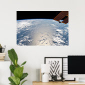 Wolkenformaties rond zonneschijn voor de Stille Oc Poster (Thuiskantoor)