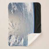 Wolkenformaties rond zonneschijn voor de Stille Oc Sherpa Deken (Voorkant)